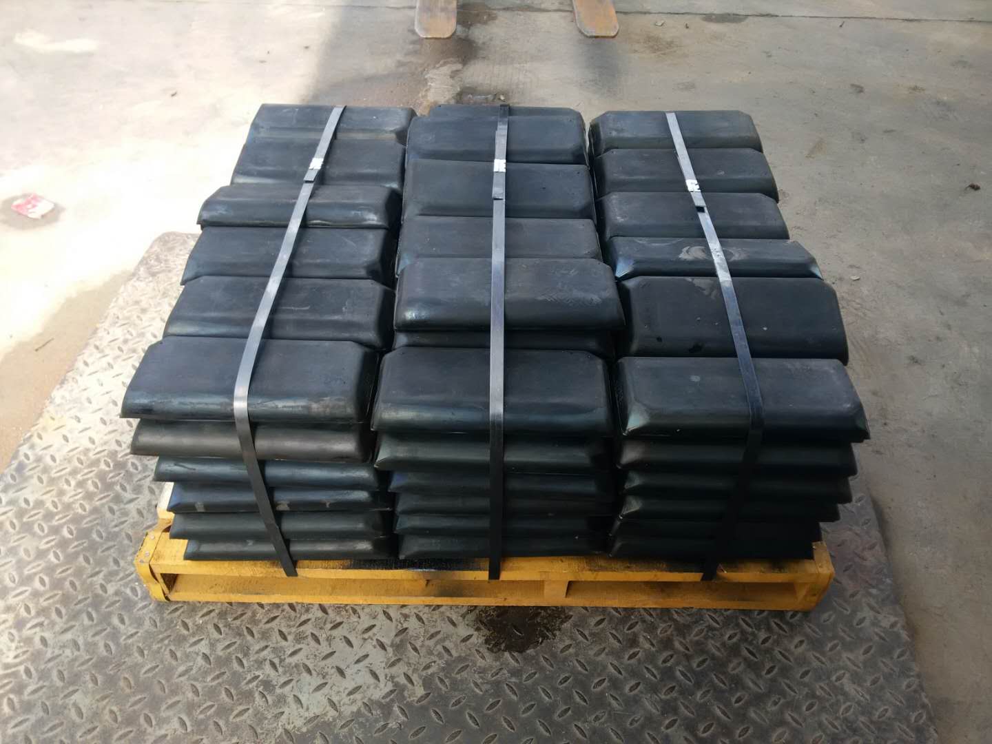 新筑MT7500攤鋪機(jī)履帶板膠塊，320長膠塊